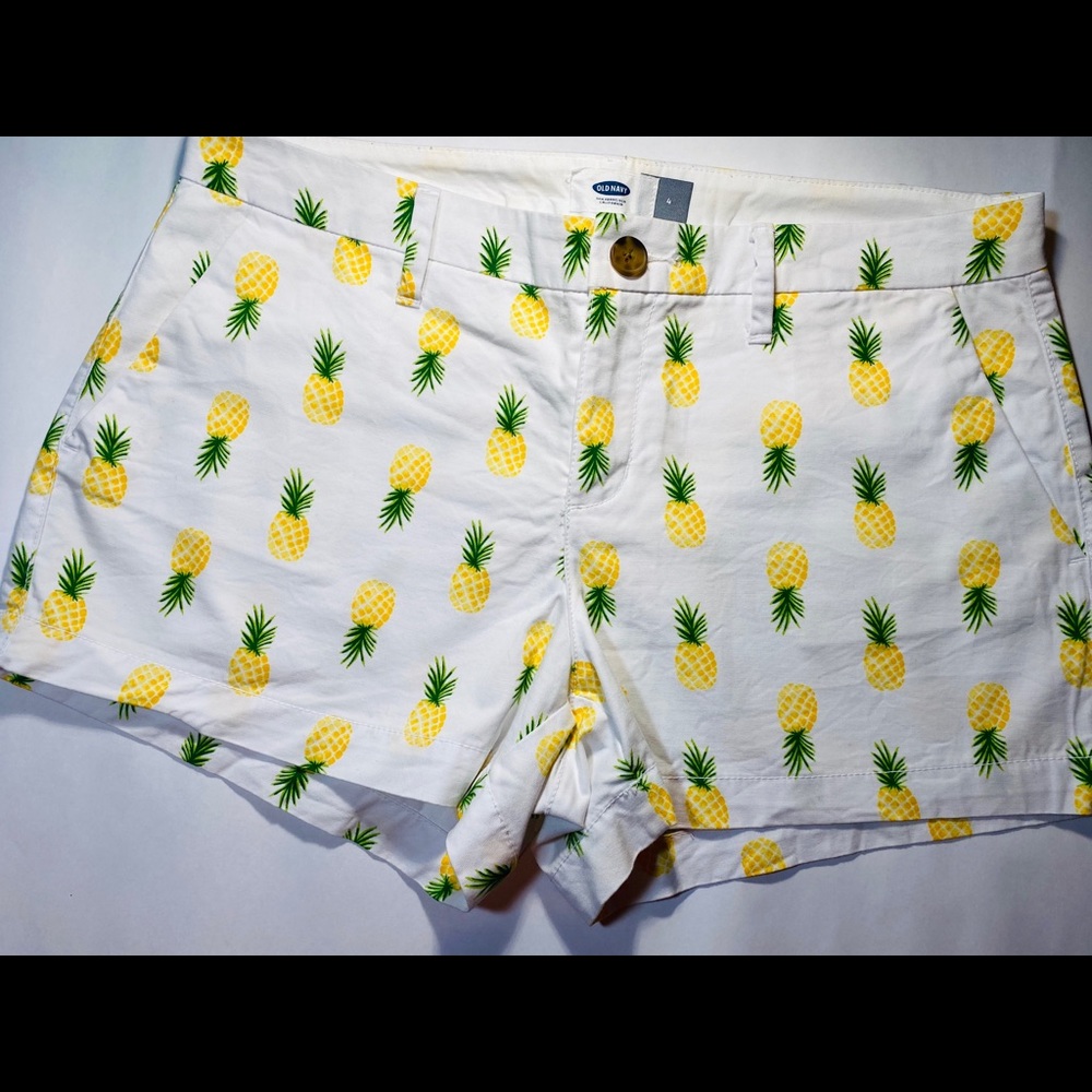 White 3” pineapple shorts